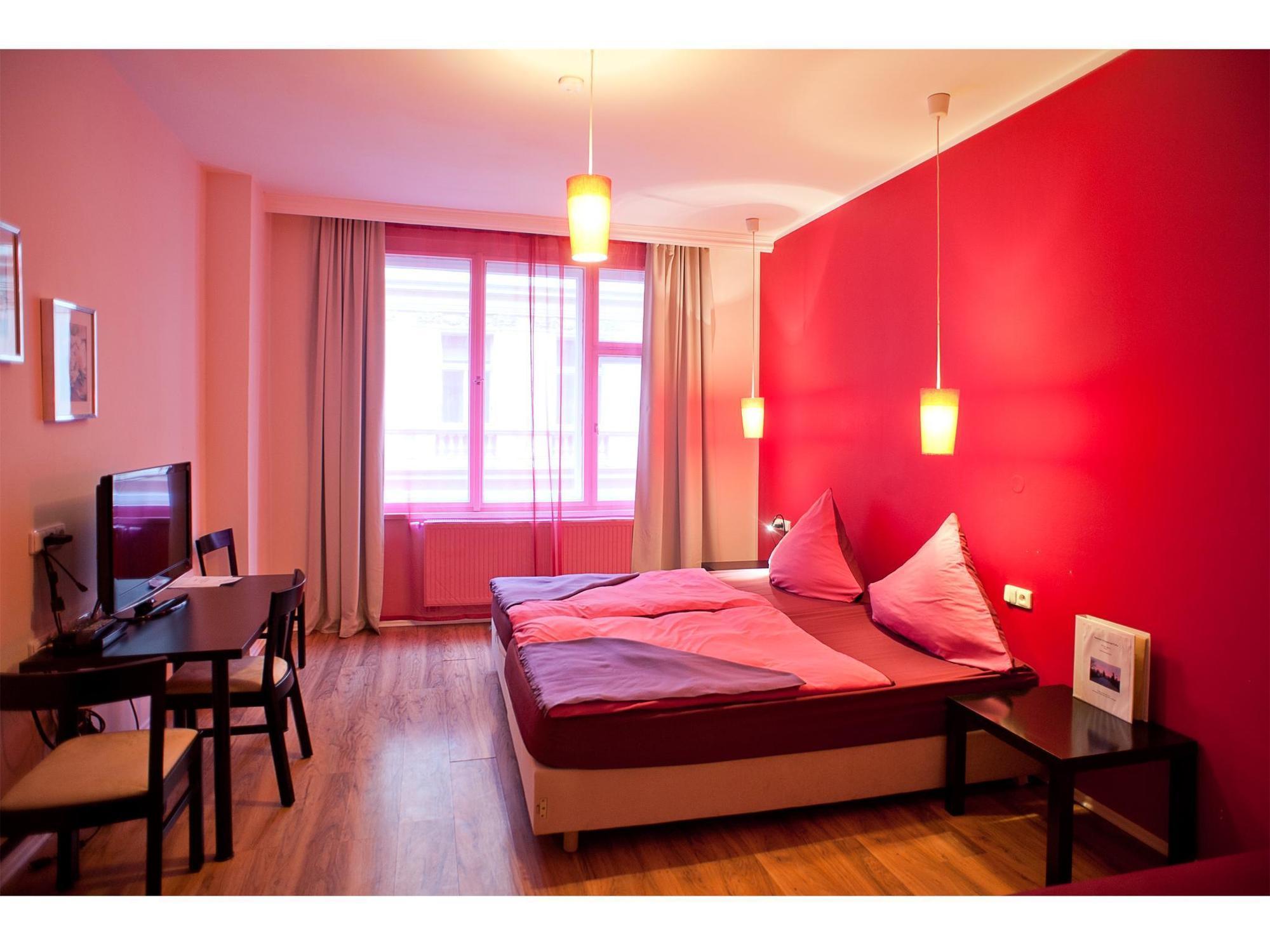 Hotel Purpur Прага Экстерьер фото