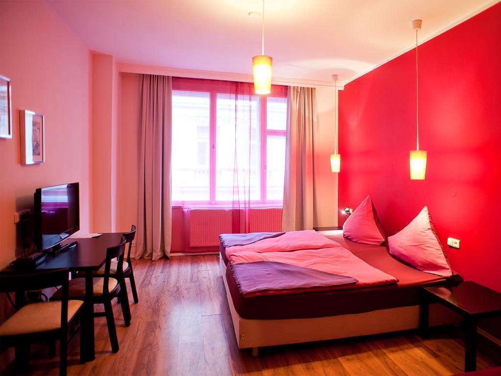 Hotel Purpur Прага Экстерьер фото