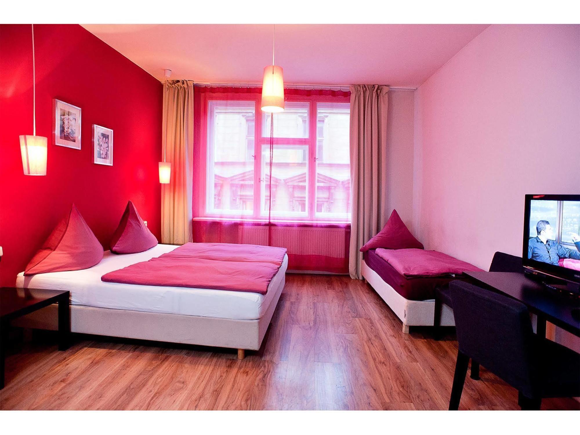 Hotel Purpur Прага Экстерьер фото