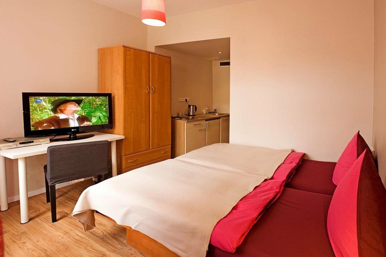 Hotel Purpur Прага Экстерьер фото